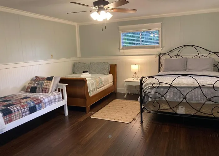 Tucked Away Newly Renovated 2 Bedroom/ 1 Bath Sleeps 8