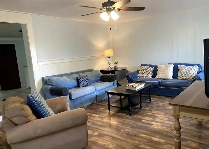 Tucked Away Newly Renovated 2 Bedroom/ 1 Bath Sleeps 8