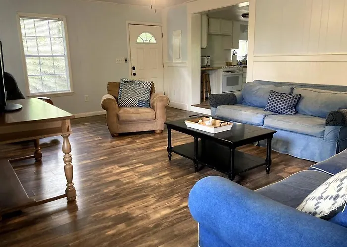 Tucked Away Newly Renovated 2 Bedroom/ 1 Bath Sleeps 8