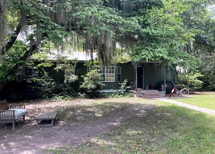 Tucked Away Newly Renovated 2 Bedroom/ 1 Bath Sleeps 8