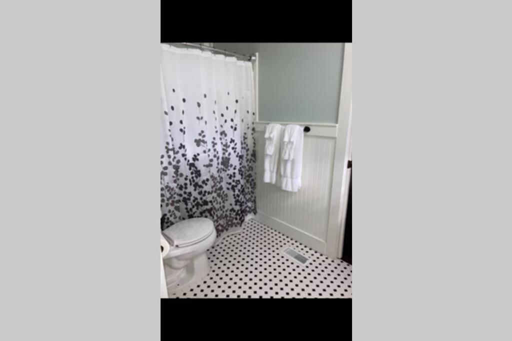Tucked Away Newly Renovated 2 Bedroom/ 1 Bath Sleeps 8