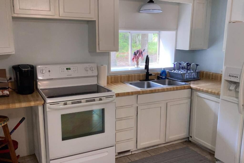 Tucked Away Newly Renovated 2 Bedroom/ 1 Bath Sleeps 8 Hébergement de vacances *