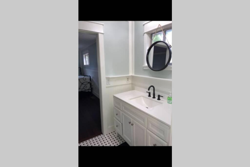 Tucked Away Newly Renovated 2 Bedroom/ 1 Bath Sleeps 8 *