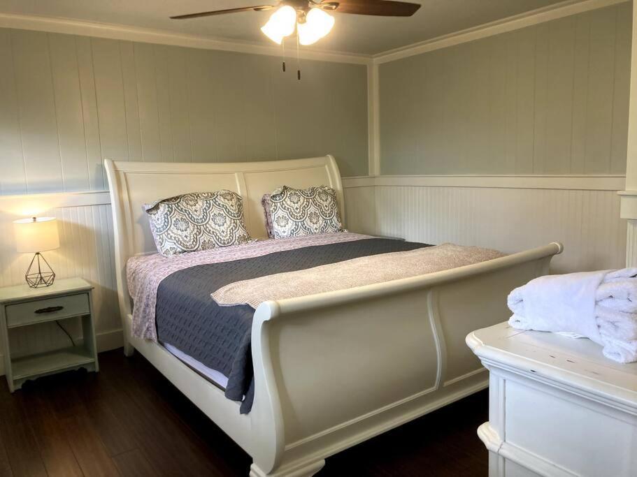 Tucked Away Newly Renovated 2 Bedroom/ 1 Bath Sleeps 8 *