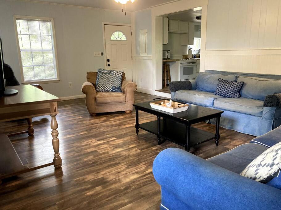 Hébergement de vacances Tucked Away Newly Renovated 2 Bedroom/ 1 Bath Sleeps 8 *