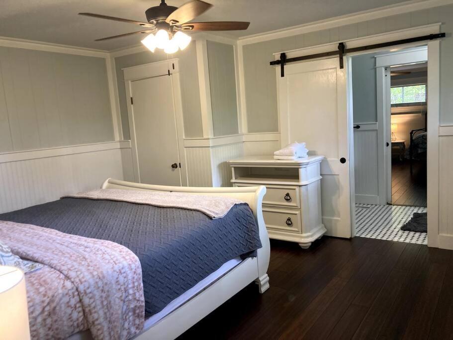 Tucked Away Newly Renovated 2 Bedroom/ 1 Bath Sleeps 8 *